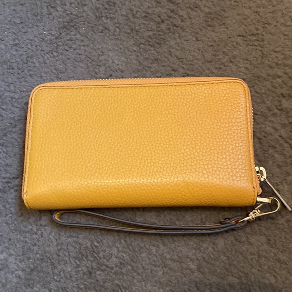 Michael Kors Jet Set Travel Large Leather Phone Case/Wristlet - Picture 3 of 14